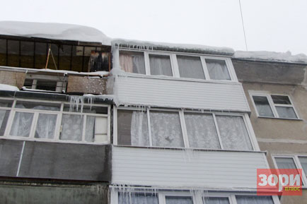 В Добрянке глыбы льда и снега падают с крыш домов