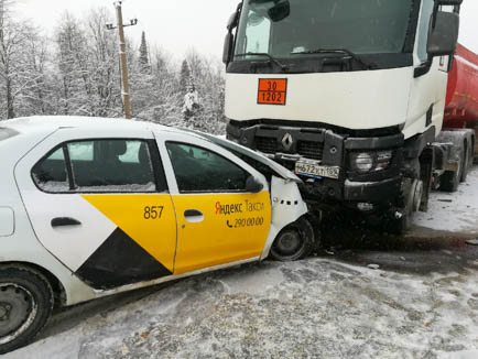 В Добрянском округе такси въехало в бензовоз