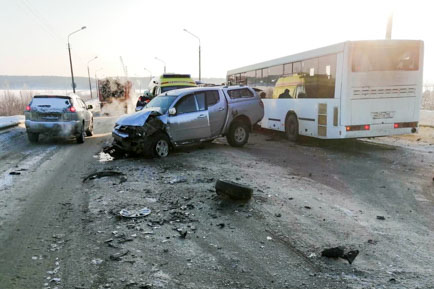 Автомобиль угодил в добрянский автобус