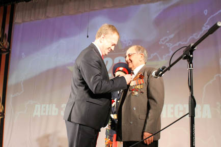 Ветеранам Добрянского округа вручают медали