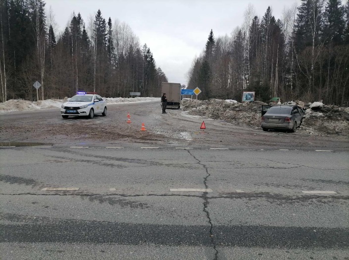 Два автомобиля на добрянских дорогах оказались в кювете