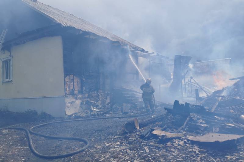 Подозревается молния. В Добрянском округе из-за пожара семья из четырёх человек осталась без жилья