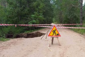 Карстовую воронку на дороге Полазны исследовали специалисты