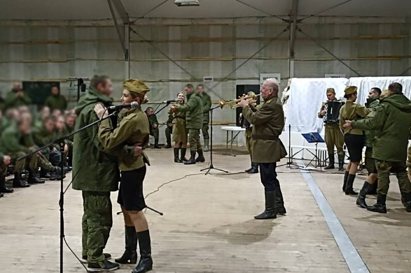 Поддержали бойцов песней