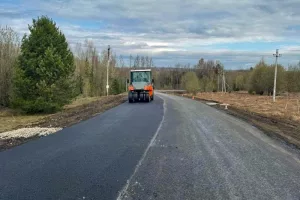 Асфальтируют дорогу до Усть-Гаревой