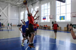 Школьники играют в баскетбол