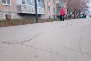 По трещинам