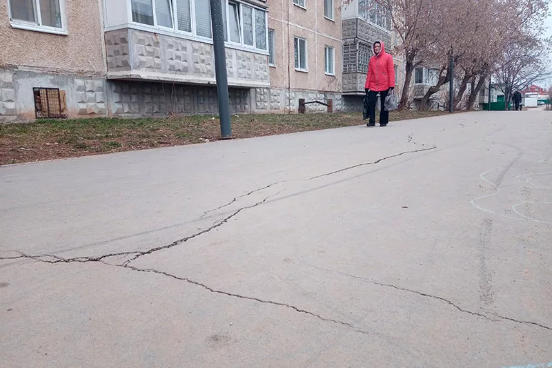 По трещинам
