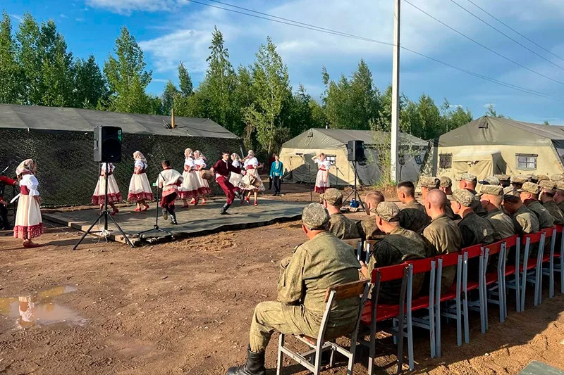 Выступили перед военными