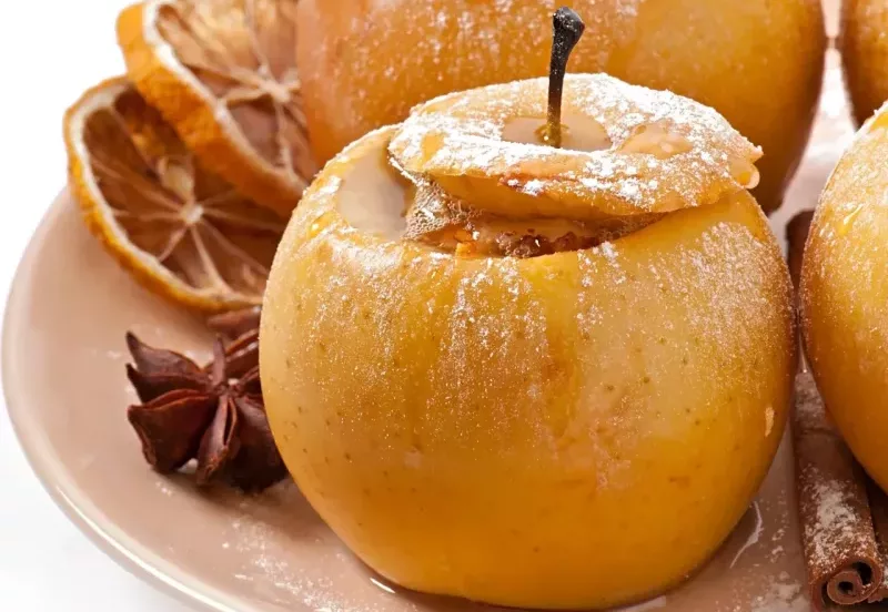Яблоки, запечённые с мёдом и грецкими орехами