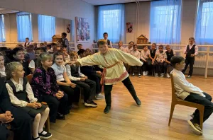 В русском народном стиле