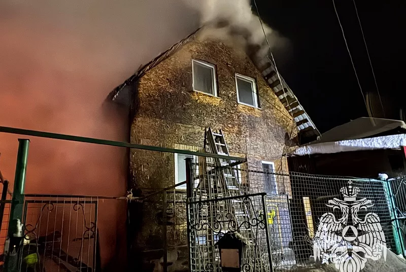 Спасались через окно