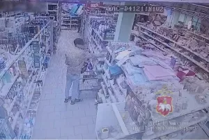 Украл шоколад и шампунь