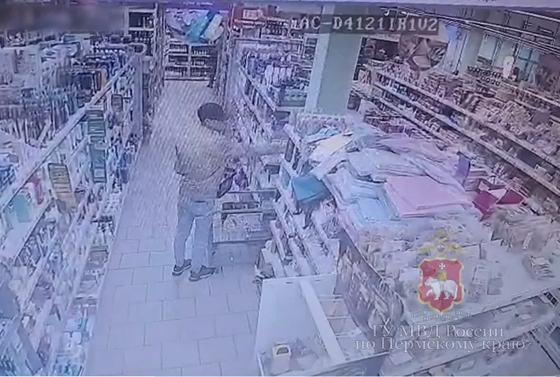 Украл шоколад и шампунь