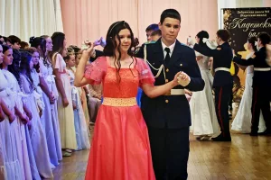 Кружились в танце