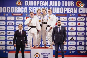 Боролись девчонки