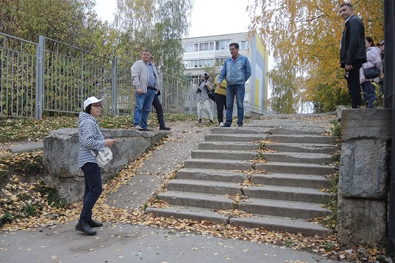 Разбитую лестницу обещают отремонтировать