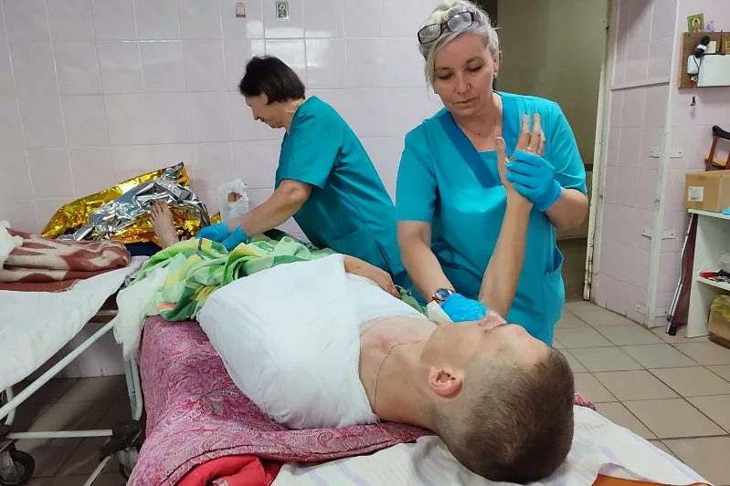 Трудовая смена добрянцев в госпитале Донецка