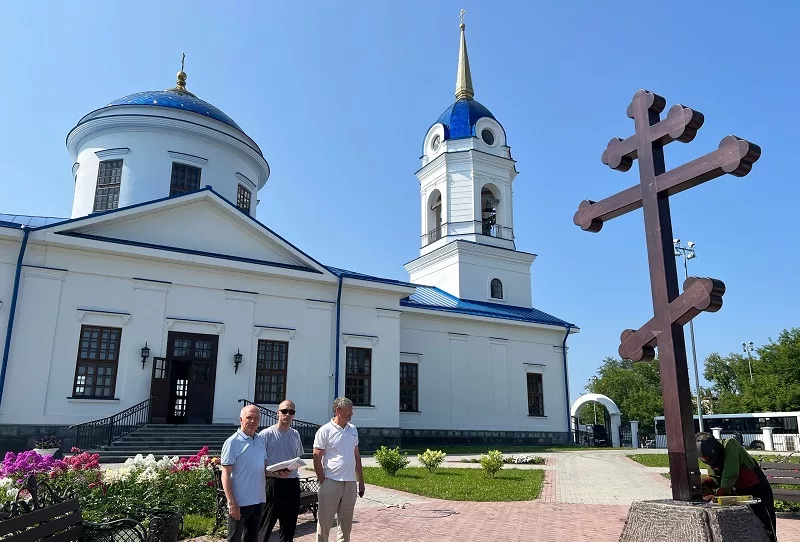 Установили новый крест у добрянского храма