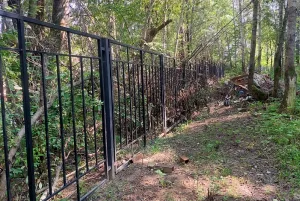Установили забор у городского кладбища