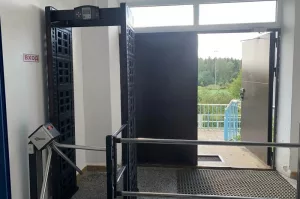 В школах установили металлодетекторы