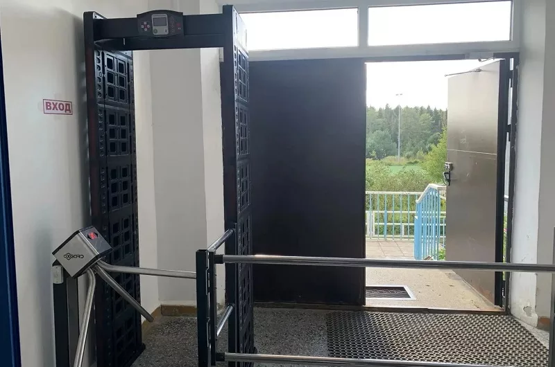 В школах установили металлодетекторы